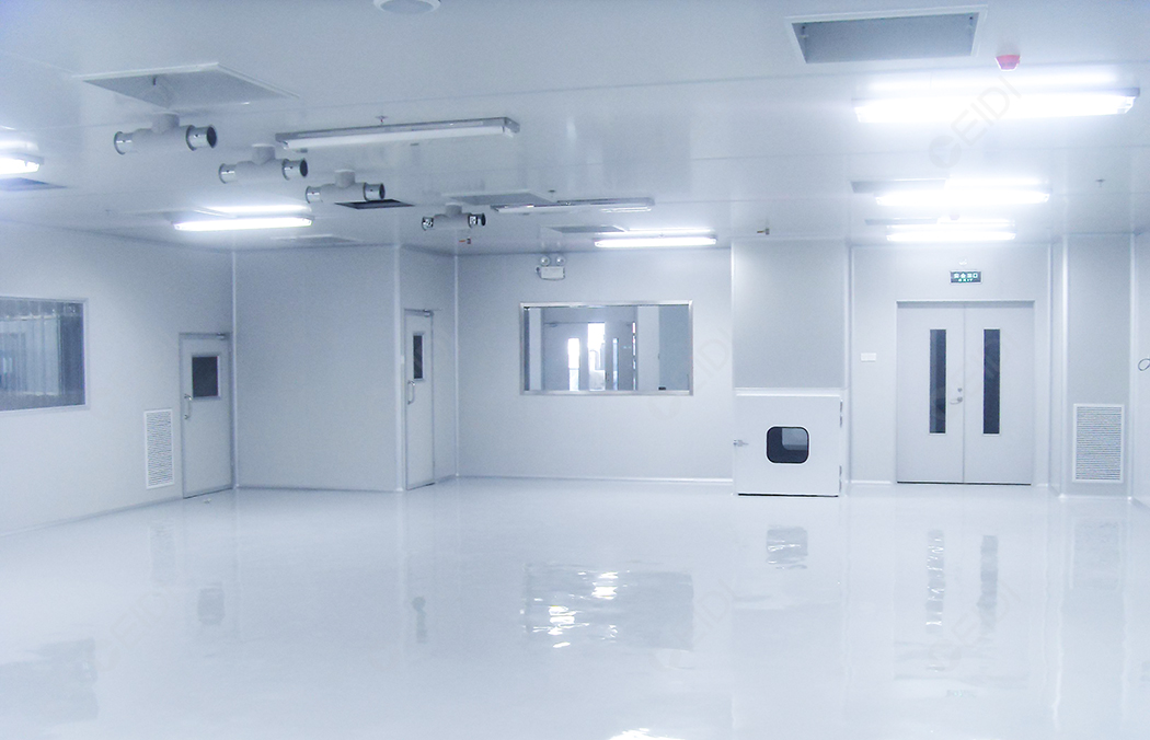 藥品體系中，片劑藥品和膠囊藥品室固體藥劑的終端體現(xiàn)方式。我們熟悉的常用的各種緩釋片、腸溶片、鈣片等都常以片劑形式出現(xiàn)。這些藥物就會在固體制劑的片劑生產(chǎn)車間內(nèi)完成研發(fā)壓制成片。其生產(chǎn)車間應(yīng)按照新版GMP規(guī)范進(jìn)行裝修設(shè)計(jì)。尤其是片劑藥品生產(chǎn)會涉及潔凈區(qū)域，所以與專業(yè)做凈化工程設(shè)計(jì)及裝修的公司進(jìn)行相關(guān)合作會更有保障。潔凈區(qū)的安全設(shè)計(jì)會對藥品質(zhì)量、產(chǎn)品備案等重要環(huán)節(jié)產(chǎn)生重大的影響。不合理的設(shè)計(jì)會對整個(gè)生產(chǎn)管理造成困難，甚至留下安全隱患。   片劑生產(chǎn)車間及重點(diǎn)潔凈區(qū)設(shè)計(jì)經(jīng)驗(yàn) | CEIDI西遞 根據(jù)我國新版GMP，片劑劑型所要求的生產(chǎn)潔凈級別為D級，車間設(shè)計(jì)的法規(guī)依據(jù)是新版GMP及其附錄、《醫(yī)藥工業(yè)潔凈廠房設(shè)計(jì)規(guī)范》和國家關(guān)于建筑、消防、環(huán)保、能源等方面的規(guī)范。GMP要求車間的平面布局遵循以下特點(diǎn)：平面布局合理、嚴(yán)格劃分區(qū)域、防止交叉污染、方便操作生產(chǎn)。 片劑生產(chǎn)車間在藥品功能上區(qū)分是分為混配成型加工區(qū)、輔助功能區(qū)、衛(wèi)生與安全區(qū)。在凈化工程上常規(guī)會按照是否涉及潔凈區(qū)域來區(qū)分，也就是分為潔凈區(qū)，輔助區(qū)，一般生產(chǎn)區(qū)三個(gè)部分。   片劑車間設(shè)計(jì)要點(diǎn)： ①人流物流：出入口分開，生產(chǎn)流程順暢無迂回，物流走向成反L型。 常規(guī)整個(gè)車間主要出入口分三處，一處是人流出入口：即人員由門廳經(jīng)過更衣進(jìn)入車間，再經(jīng)過洗手、更潔浄衣風(fēng)淋室進(jìn)入潔凈生產(chǎn)區(qū);一處是原輔料入口，即原輔料經(jīng)過脫外包由傳遞窗送入;另一處為成品出口。 ②設(shè)備：相同工序可使用同一設(shè)備（注重清潔驗(yàn)證和人員管理），以提高設(shè)備使用率；按照生產(chǎn)量大小排布設(shè)備，減少設(shè)備閑置率。 ③功能間：原材料倉庫、稱量室、貯料室、內(nèi)包材室、粉碎壓片室、烘房生產(chǎn)室、外包室、成品倉庫等功能間排布符合工藝流程的要求，規(guī)劃的大小綜合考慮生產(chǎn)量和設(shè)備等情況設(shè)置。 ④潔凈區(qū)：一般生產(chǎn)區(qū)與潔凈區(qū)分開，且潔凈要求高的工段區(qū)域，如片劑壓片都靠近空調(diào)凈化系統(tǒng)；產(chǎn)生粉塵的生產(chǎn)崗位如粉碎篩分、制粒燥、整粒總混、壓片等需要設(shè)置前室及除塵間。產(chǎn)熱較大的設(shè)備如烘箱、沸騰燥器、包衣機(jī)均需設(shè)有機(jī)械室將輔助裝置隔離，以改善潔區(qū)環(huán)境。 ⑤成本：從提高設(shè)備使用率和減少潔凈區(qū)面積兩方面降低成本，滿足企業(yè)的要求。 ⑥質(zhì)量控制：人物流分開，減少物料混淆污染，使得生產(chǎn)車間整體上更符合GMP要求，更能保證藥品的質(zhì)量。 綜上，我們在設(shè)計(jì)符合GMP要求的廠房和設(shè)施時(shí)，都應(yīng)該綜合考慮企業(yè)自身情況、GMP以及其他的法律法規(guī)要求，而不是照搬照抄，這樣才能夠真正設(shè)計(jì)出既達(dá)到GMP，又符合企業(yè)期望的方案。當(dāng)然，專業(yè)的設(shè)計(jì)團(tuán)隊(duì)的實(shí)操經(jīng)驗(yàn)豐富，在結(jié)合每個(gè)項(xiàng)目實(shí)際情況后出具的方案會更穩(wěn)妥。